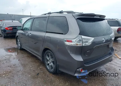 2017 Toyota Sienna Se 8 Passenger z USA, uszkodzony, nr VIN 5TDXZ3DC7HS793784